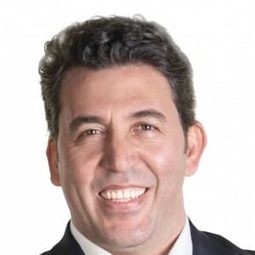 埃姆雷·庫奈 飾演 Fevzi