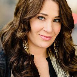 Sue Rowe 飾演 Principal Tanner