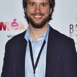 Michael Howard 飾演 John