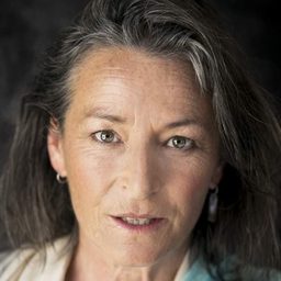 Dra McKay 飾演 Lynda