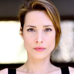 尼可萊特·巴拉巴斯 飾演 Bess