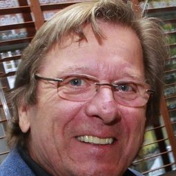 Albert Millaire 飾演 Invité au dîner