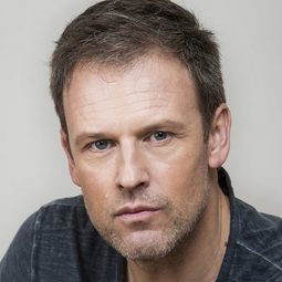 Roy Snow 飾演 Silent Official