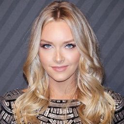Camille Kostek 飾演 Bombshell