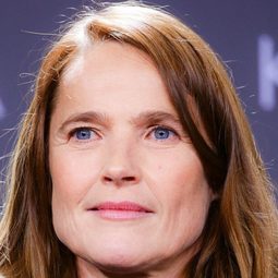 Karoline Eichhorn 飾演 Barbara