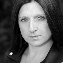 Emily Aston 飾演 Patti