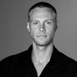 Andrew Crawford 飾演 Creature