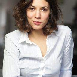 Myriam Bourguignon 飾演 L'hôtesse de l'air