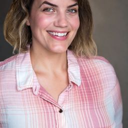 希拉蕊·平爾 - 鬼附身演員 飾演Voice (voice)