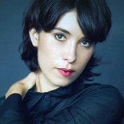 Andrea García-Huidobro 飾演 Julia (sister)