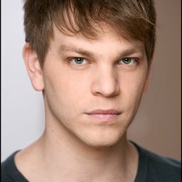 歐默·巴尼亞 飾演 Gregori