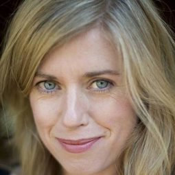 Lesley Conroy 飾演 Frances O'Brien