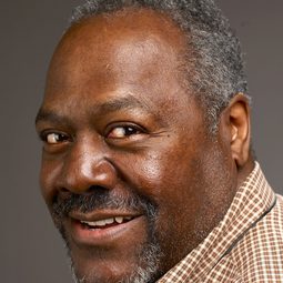 法蘭基·費森 飾演 Kenneth Chamberlain Sr.