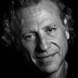 Enrique Simón 飾演 Manolo