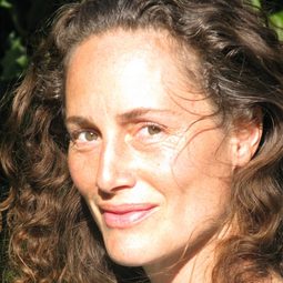 Toby Poser - 難忍的浪漫演員 飾演Wedding guest