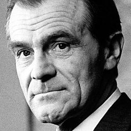 Radovan Lukavský 飾演 Commander MacDonald