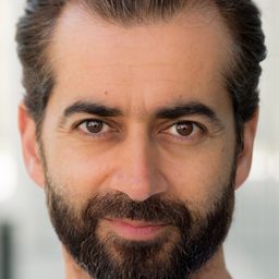 Alexander Eldimiati 飾演 Lead NEO Engineer