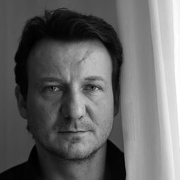 羅拔維奇域茲 - 闇罪無間演員 飾演Greger