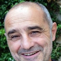 Éric Fraticelli 飾演 Figoli, aka "le piaf"