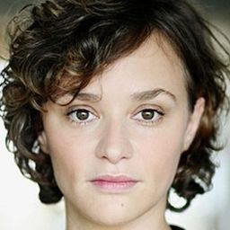 戴爾芬·巴希 - Man Up!演員 飾演La professeure du flash-back