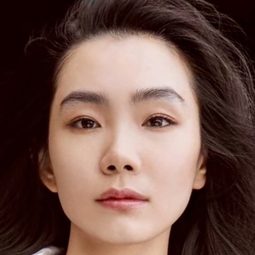 杜娟 飾演 Director of the Orphanage