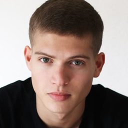 約書亞·史特拉多夫斯基 飾演 Joris Wierijn