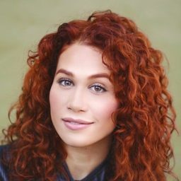 Jillian Joy 飾演 Carly