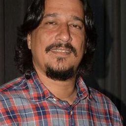 布切克 飾演 Gunadi Wiraatmadja