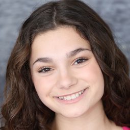 Lucy Gallina - 愛爾蘭人演員 飾演Young Peggy Sheeran