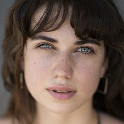 Anna di Luzio 飾演 Costanza