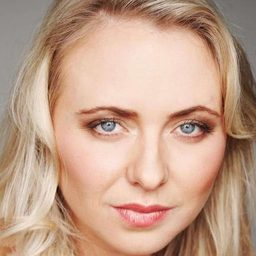 Natalie Crane 飾演 Hallway Nurse