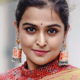 Remya Nambeesan 飾演 Veena