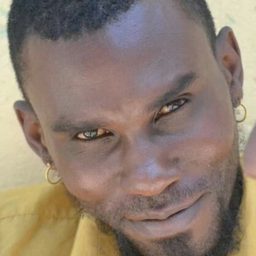 Sérgio Laurentino 飾演 Exu