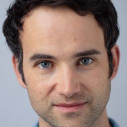 Nicholas Shaw 飾演 Alex