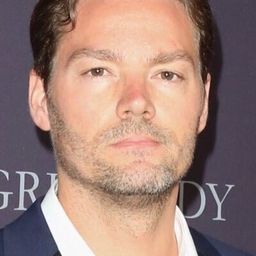 Chris Meyer 飾演 Frank