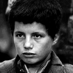 Mohamed Ben Kassen 飾演 Petit Omar