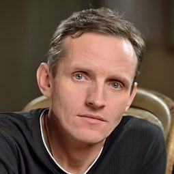 Vladislav Komarov 飾演 Oleg Nikolaevich Loginov