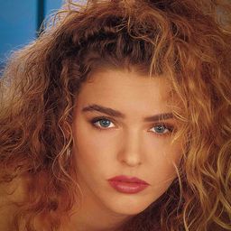 Corinna Harney 飾演 Corinna