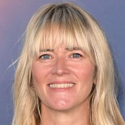 Edith Bowman 飾演 Self