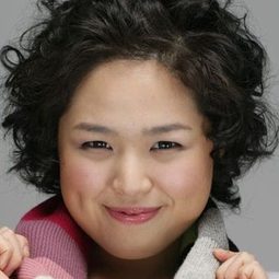 Son Hwa-ryeong 飾演 Im Choon-nyeo