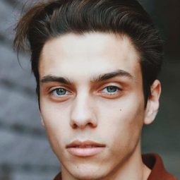 Danylo Kamenskyi 飾演 Andrii