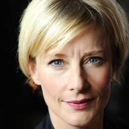 Julia Farino - English Estate演員 飾演Sara