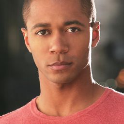 Thomas Hobson 飾演 Dectective Ben Jones