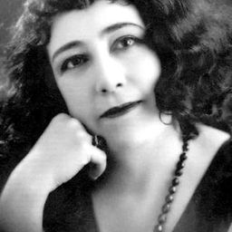 Emma Roldán 飾演 Anciana del Asilo