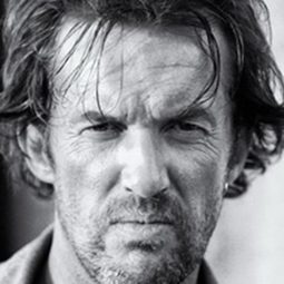 Laurent Biras 飾演 Le Présentateur