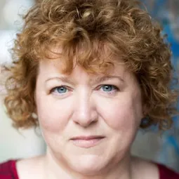 Rosie Ede 飾演 WY Officer