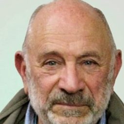 諾曼·布里斯基 - 我愛幽浮演員 飾演Checho