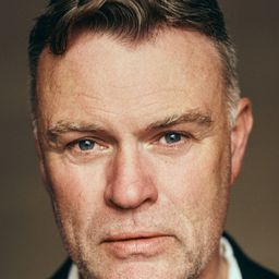 朱利安·路易斯·瓊斯 - 帝國戰記演員 飾演Cassius