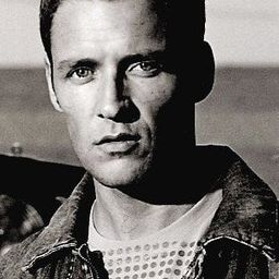 Adam F. 飾演 Chapman