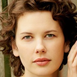 Tiffany Lyndall-Knight 飾演 Miss Mills